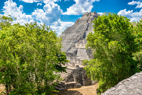 Maya-Ruinen im Dschungel von Calakmul in Mexiko &ndash; &copy; feel4nature - stock.adobe.com