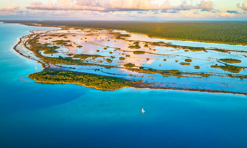 Lagune von Bacalar an der Ostküste von Yucatan - ©Michele - stock.adobe.com