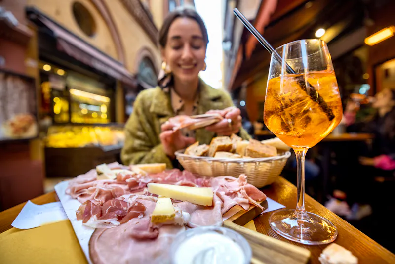 Junge Frau beim Genießen von Antipasti mit Prosciutto und Aperol - Italien - &copy;rh2010 - stock.adobe.com