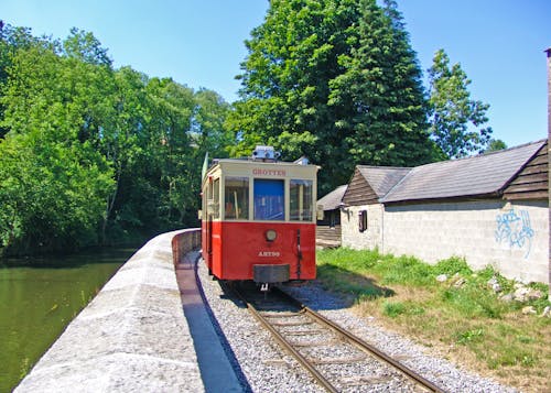 Besucherbahn an den Grotten von Han-sur-Lesse in Belgien &ndash; &copy; Lecrayonné - stock.adobe.com