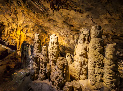 In den Grotten von Han-sur-Lesse in Belgien &ndash; &copy; enolabrain - stock.adobe.com