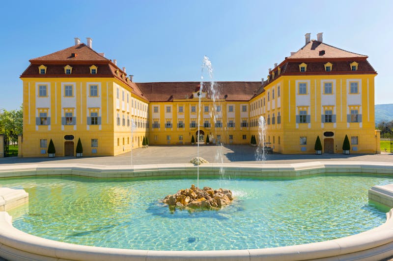 Brunnen vor dem Schloss Hof in Niederösterreich  - ©Rainer Mirau - stock.adobe.com