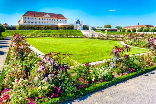 Schloss Hof in Engelhartstetten - Niederösterreich &ndash; &copy; Richard Semik - stock.adobe.com