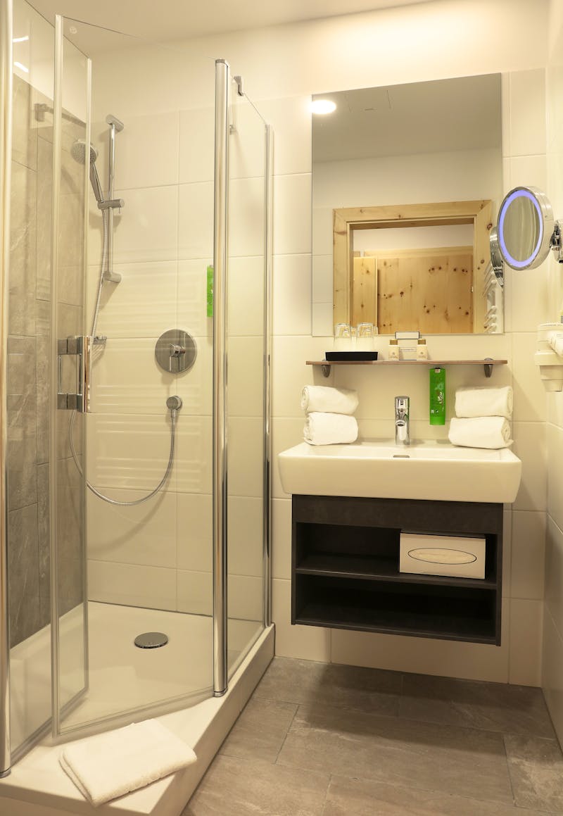JUFA Alpenhotel in Saalbach - Standard-Badezimmer – ©JUFA Alpenhotel in Saalbach 