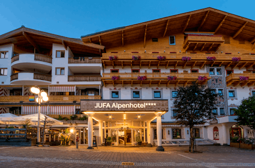 JUFA Alpenhotel in Saalbach - EIngang &ndash; &copy; JUFA Alpenhotel in Saalbach 