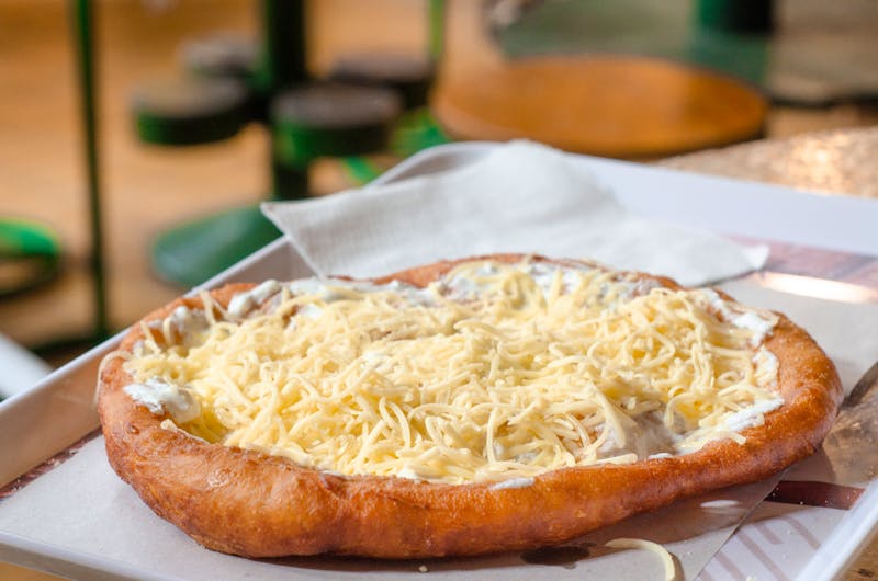 Langos - traditioneller ungarischer Snack - ©pfeifferv - stock.adobe.com