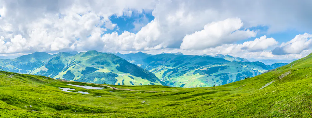Blick auf den berühmten Wanderweg Pinzgauer spaziergang in den Alpen bei Zell am See, Salzburger Land, Österreich. &ndash; &copy; dudlajzov - stock.adobe.com