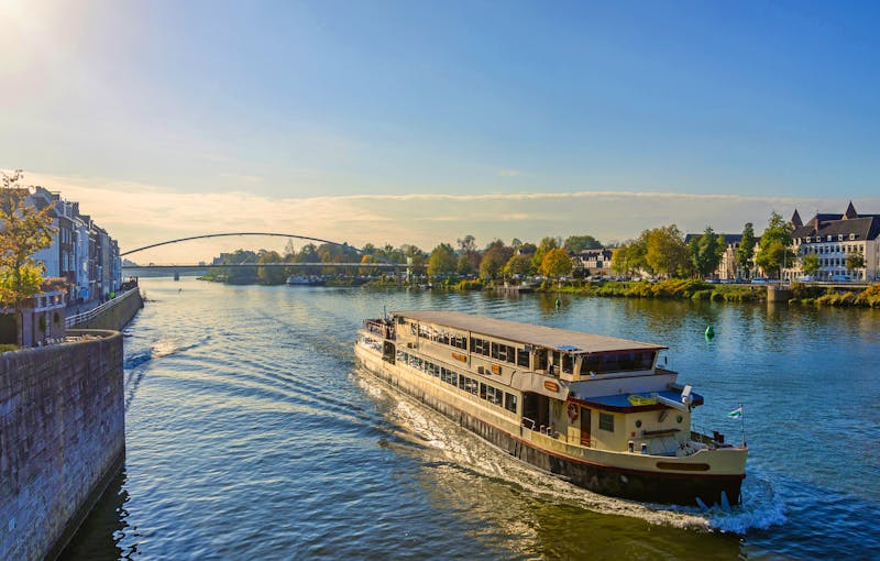 Bootsfahrt auf der Maas in Maastricht - ©Peeradontax - stock.adobe.com