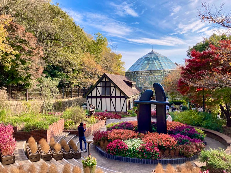 Garden outside the glass dome at kobe nunobiki herb gardens in autumn - ©patipat - stock.adobe.com
