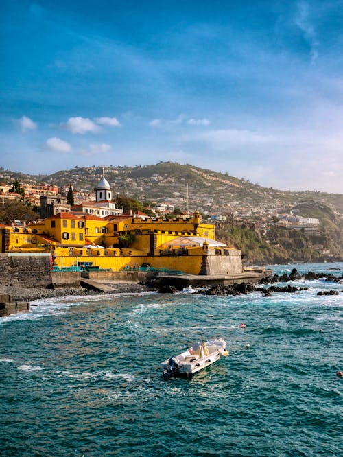 Küste von Funchal auf Madeira - Portugal &ndash; &copy; adrian - stock.adobe.com