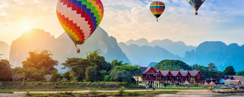 Heißluftballon über dem Nam Song Fluss bei Sonnenaufgang in Vang Vieng, Laos  – © tawatchai1990 - stock.adobe.com