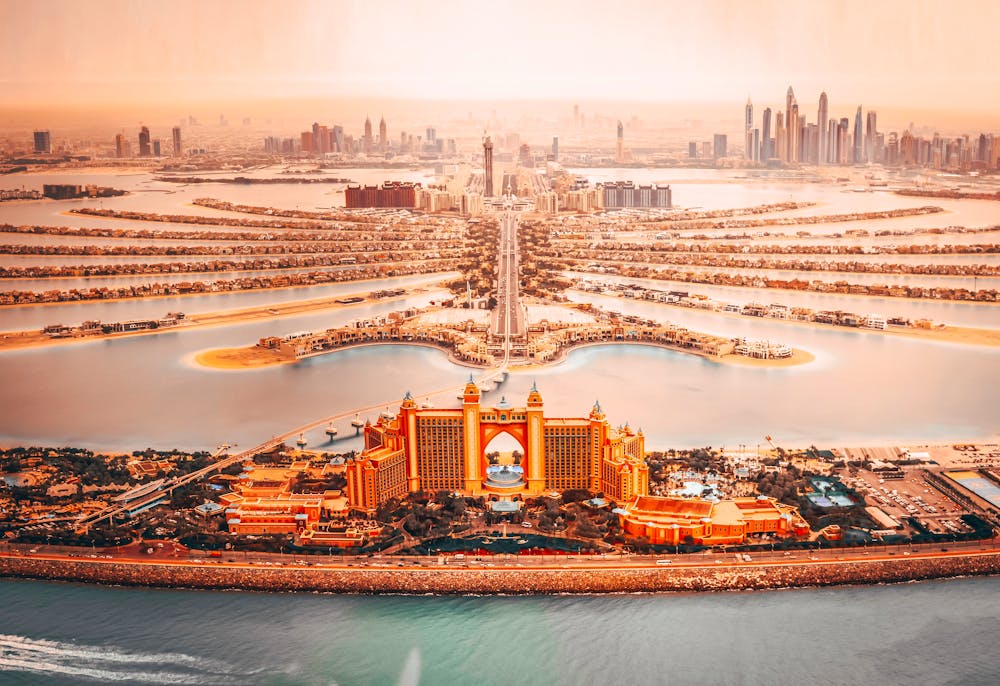 Skyline in Dubai - The Palm bei Sonnenuntergang &ndash; &copy; Logo&Design - stock.adobe.com