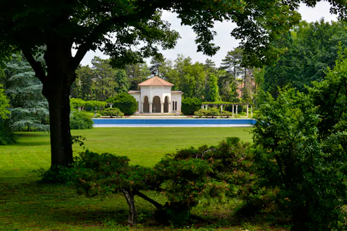 Königliches Schloss im Garten in Belgrad - Serbien  &ndash; &copy; JAG IMAGES - stock.adobe.com