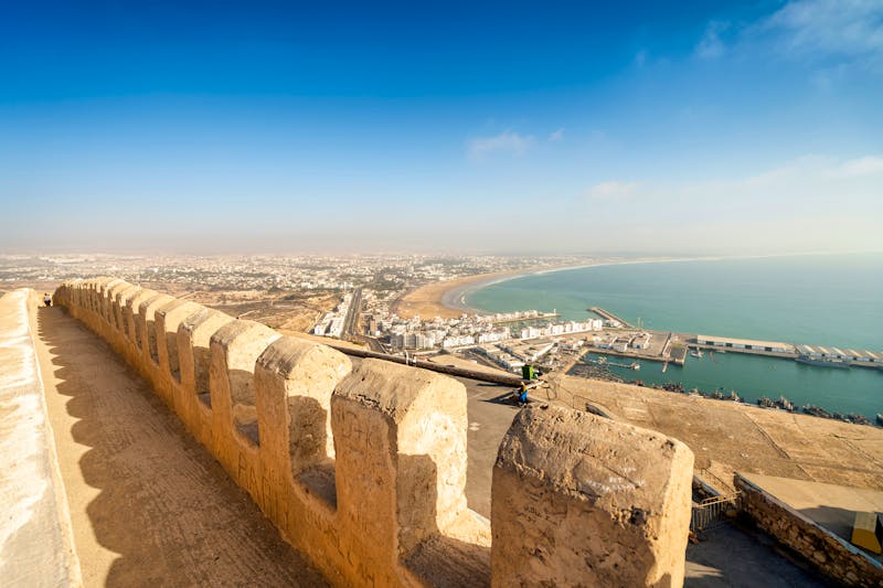 Modernes Agadir mit breitem Strand und Hafen von der alten Stadtmauer auf dem Oufella-Hügel in Agadir - Marokko  - ©eunikas - stock.adobe.com