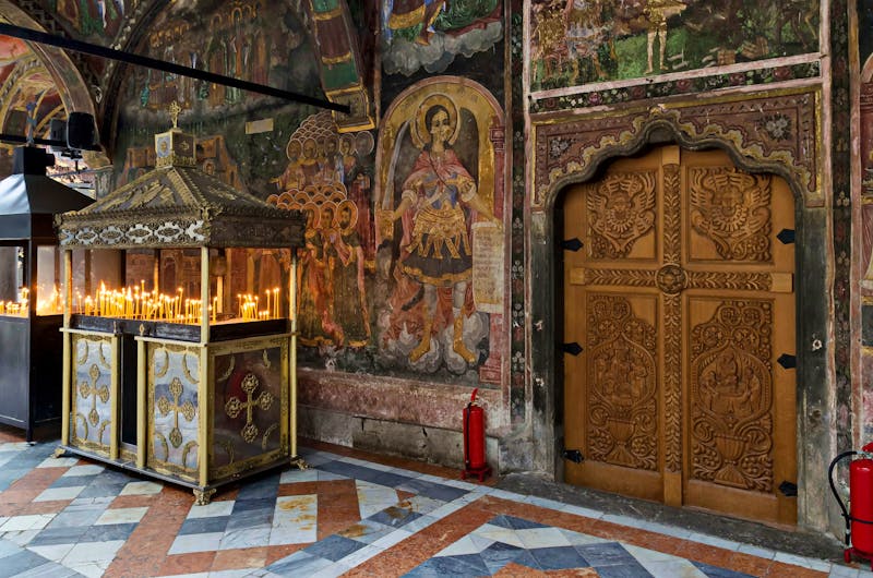Kirche „Mariä Himmelfahrt“ auf dem Kirchhof mit Platz für die Aufstellung von Kerzen im Trojaner Kloster, Dorf Oreshak - ©vili45 - stock.adobe.com