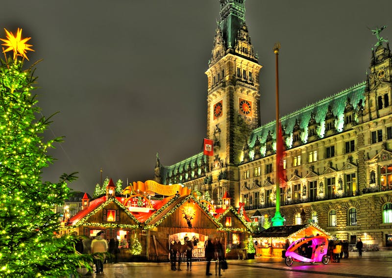 Weihnachtsmarkt auf dem Rathausmarkt in Hamburg   - ©M. Johannsen - stock.adobe.com