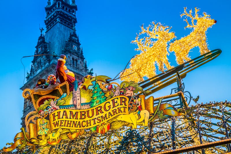 Weihnachtsmarkt auf dem Rathausmarkt in Hamburg   - ©powell83 - stock.adobe.com