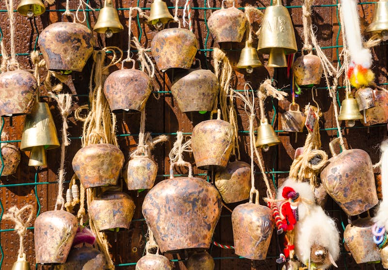 Traditionelle bulgarische Glocken für Rinder in einem Souvenirladen im Dorf Bozhentsi - ©Dejan Gospodarek - stock.adobe.com