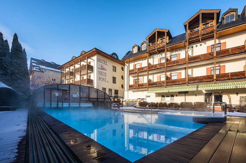 Ansicht mit Außenpool Hotel Neue Post &ndash; &copy;www.johannesradlwimmer.com