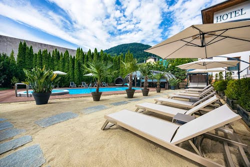 Außenpool-Bereich im Sommer &ndash; &copy; PRI Tours GmbH