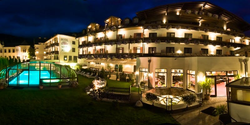 Abends in Zell am See - Ansicht Hotel Neue Post &ndash; &copy;PRI Tours GmbH