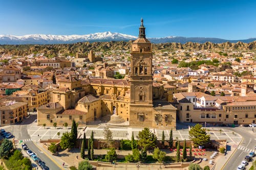 Kathedrale in Guadix - im Hintergrund die Sierra Nevada &ndash; &copy; Mazur Travel - stock.adobe.com