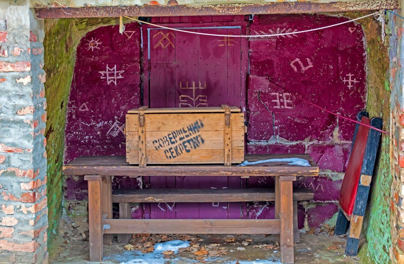 Holzkiste mit Worten auf Russisch „Совершенно Секретно Top Secret“ im Ligatne-Höhlenkomplex - ©Lena Maximova - stock.adobe.com