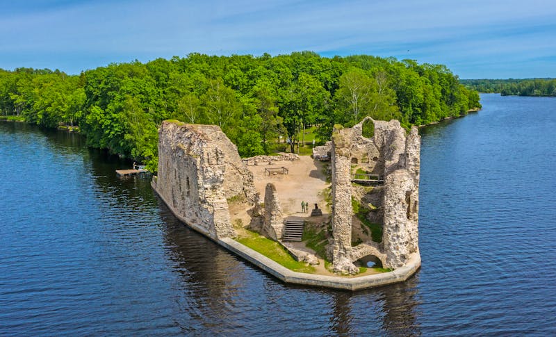 Luftansicht Schlossruine bei Koknese - ©Sandis - Adobe Stock