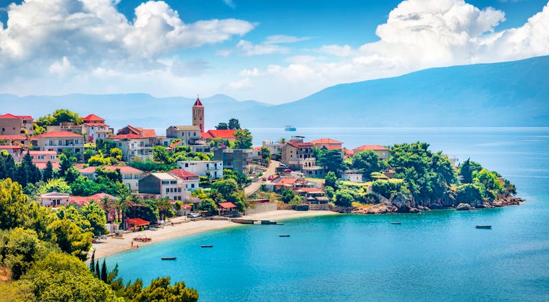Sonniges Sommer-Stadtbild von Gradac an der Makarska-Riviera - ©Andrew Mayovskyy - stock.adobe.com