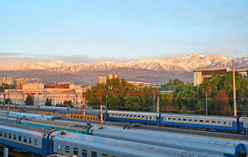 Züge im Bahnhof von Almaty in Kasachstan - ©Colobus - stock.adobe.com