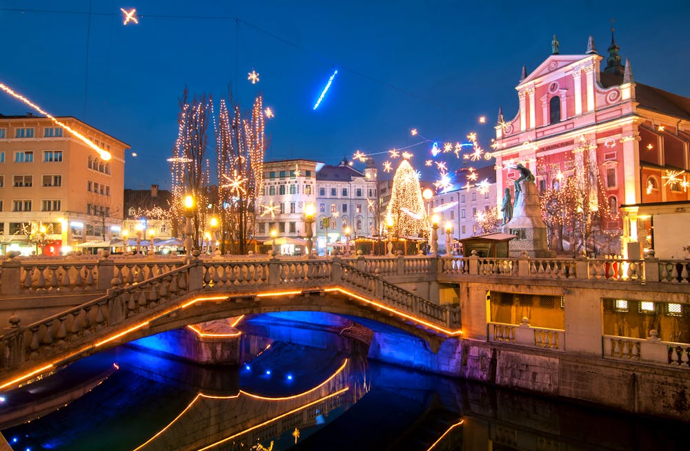 Dreifachbrücke, beleuchtet zum Neujahrsfest, Ljubljana &ndash; &copy; Soru Epotok - stock.adobe.com