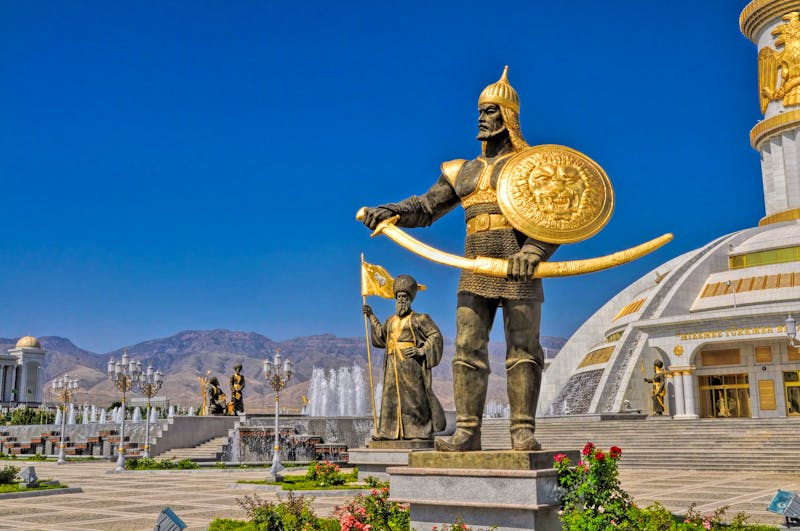 Statuen rund um das Unabhängigkeitsdenkmal in Aschgabat - ©michalknitl - stock.adobe.com