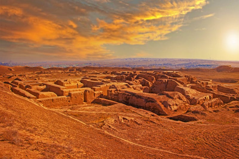 Ausgrabungsstätte in Nisa beim Sonnenuntergang - ©Eziz - stock.adobe.com