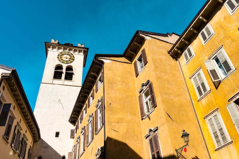 Rovereto im Trentino - bunte Häuser und Uhrturm in der Altstadt - ©Corinne - stock.adobe.com