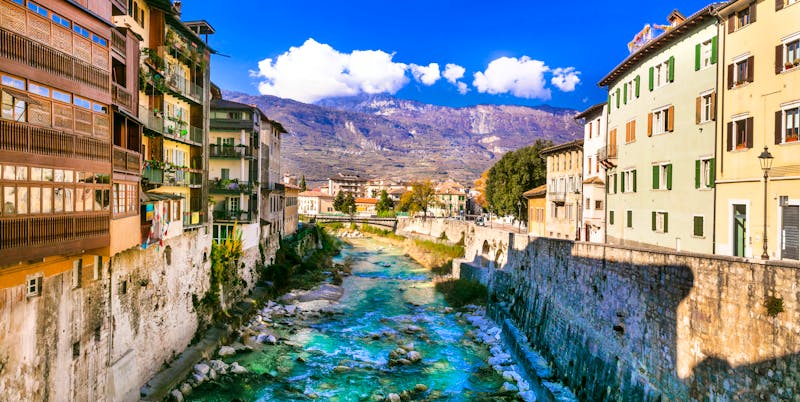 Rovereto im Trentino - Altstadt am Leno-Fluss - ©Freesurf - stock.adobe.com