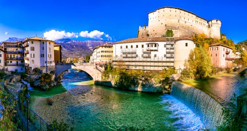 Rovereto im Trentino - Altstadt am Leno-Fluss mit Blick auf die Burg &ndash; &copy; Freesurf - stock.adobe.com