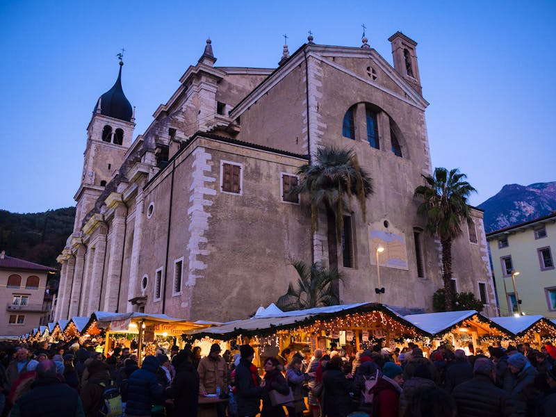 Arco im Trentino - Weihnachtsmarkt auf dem Hauptplatz  - ©isaac74 - stock.adobe.com