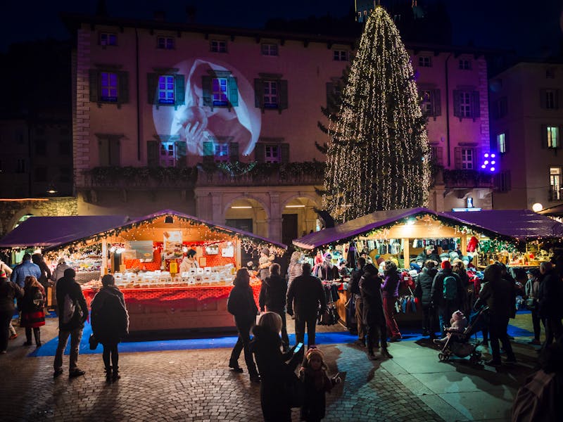 Arco im Trentino - Weihnachtsmarkt auf dem Hauptplatz  - ©isaac74 - stock.adobe.com