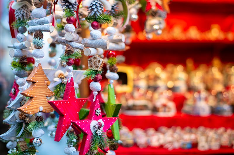 Weihnachtsdekoration auf einem Weihnachtsmarkt im Trentino - ©Qualsiasi riproduzione o pubblicazione è vietata e va preventivamente concordata con l'autore.Qualora si acquisissero i diritti di pubblicazione, va obbligatoriamente citata la fonte fotografica come di seguito riportato: www.fotocommunication.com