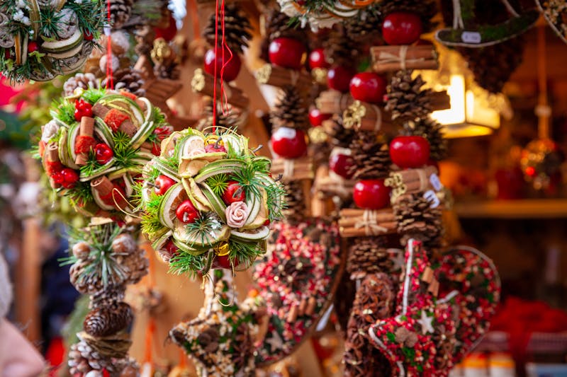 Weihnachtsschmuck auf einem Weihnachtsmarkt im Trentino - ©Qualsiasi riproduzione o pubblicazione è vietata e va preventivamente concordata con l'autore.Qualora si acquisissero i diritti di pubblicazione, va obbligatoriamente citata la fonte fotografica come di seguito riportato: www.fotocommunication.com