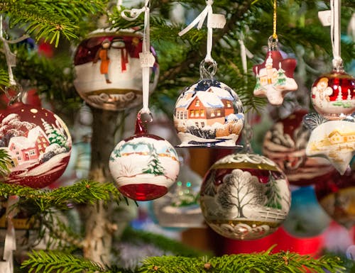 Traditionelle Glaskugeln auf einem Weihnachtsmarkt im Trentino – © Simone Padovani/Wirestock Creators - stock.adobe.com