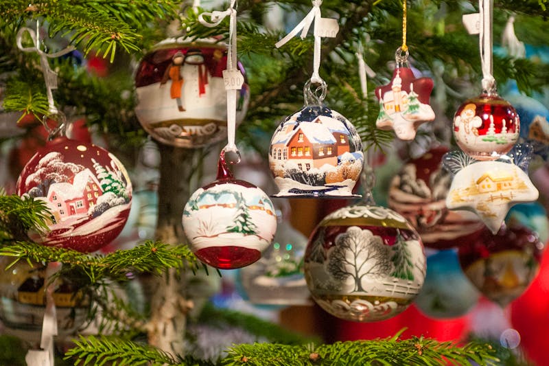 Traditionelle Glaskugeln auf einem Weihnachtsmarkt im Trentino - ©Simone Padovani/Wirestock Creators - stock.adobe.com