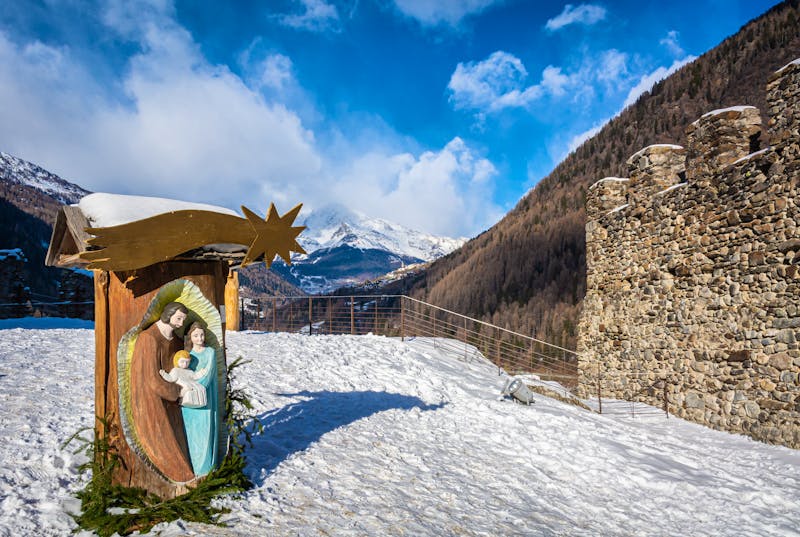 Weihnachtsschmuck am Schloss St. Michael in Ossana - ©lorenza62 - stock.adobe.com