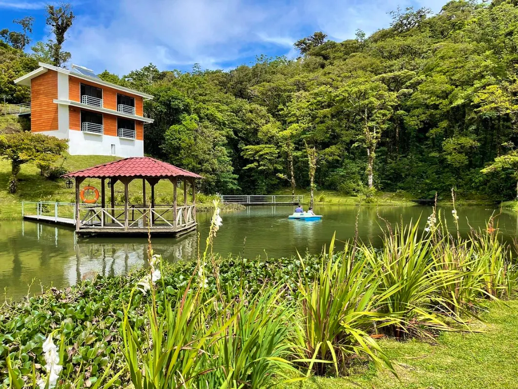 Burbi Lake Lodge - Außenansicht&nbsp;&ndash;&nbsp;&copy;&nbsp;Burbi Lake Lodge Website 