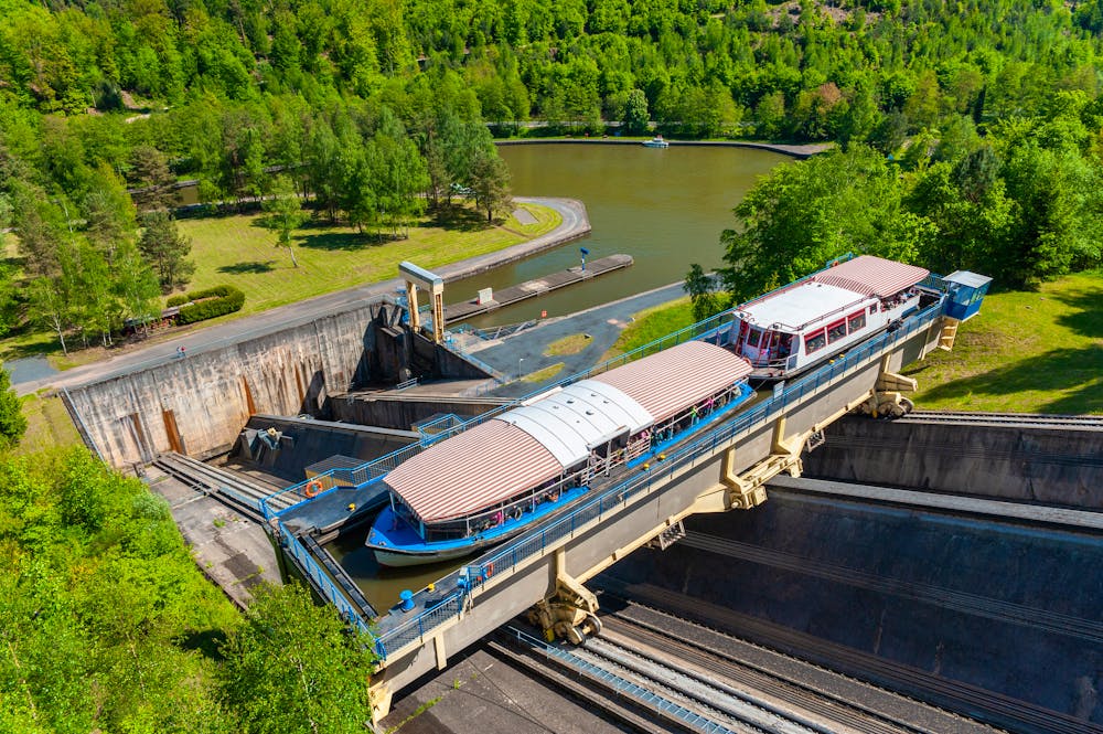 Boote vor dem Schiffshebewerk am Rhein-Marne-Kanal zwischen Saint-Louis und Arzviller &ndash; &copy; Jürgen Wackenhut - Adobe Stock