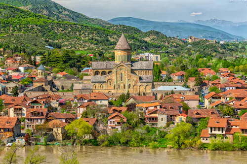 Mzcheta - Blick auf Altstadt und Swetizchoweli-Kathedrale &ndash; &copy; Serg - stock.adobe.com