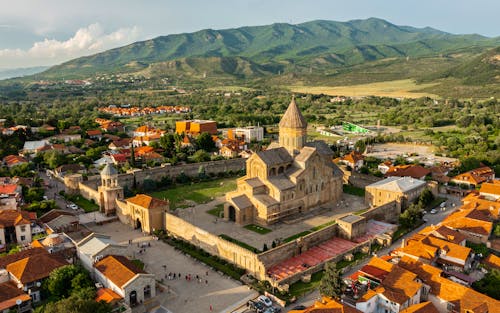 Mzcheta - Blick auf Altstadt und Swetizchoweli-Kathedrale &ndash; &copy; a_medvedkov - stock.adobe.com