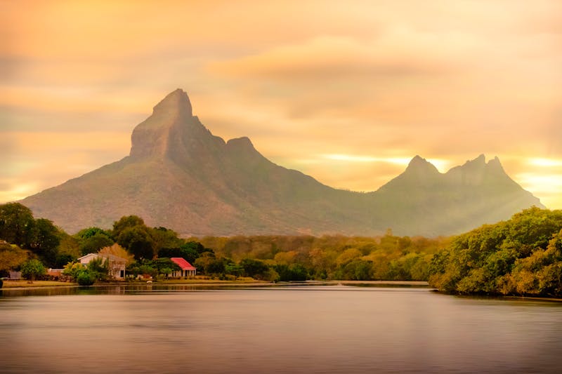 Mündung des Rempart River in die Tamarin Bay auf Mauritius in der Abenddämmerung - ©Kevin Nirsimloo - stock.adobe.com