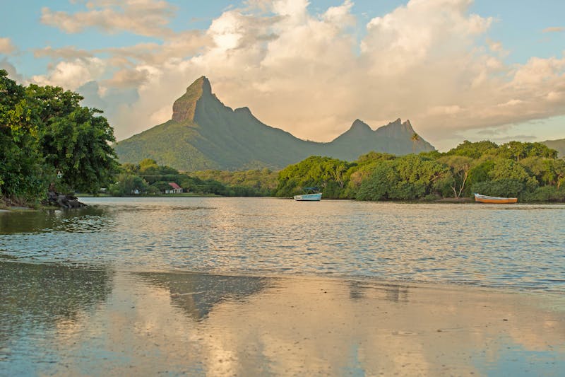 Rempart- und Mamelles-Gipfel von der Tamarin Bay - ©Artem Zakharov - stock.adobe.com
