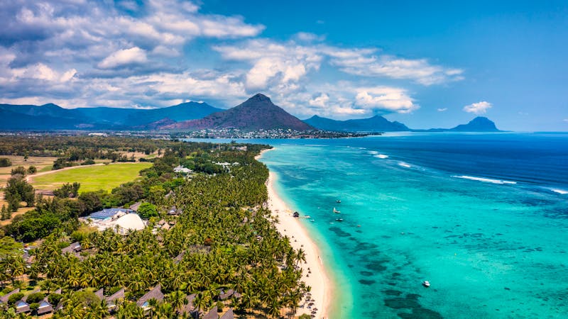 Strand von Flic en Flac mit Piton de la Petite Riviere Noire, Mauritius  - ©daliu - stock.adobe.com